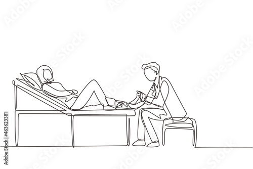 Single one line drawing medical doctor bandage broken leg to female patient sitting on couch at clinic or traumatology department. Limb fracture, hospital visit. Continuous line draw design vector