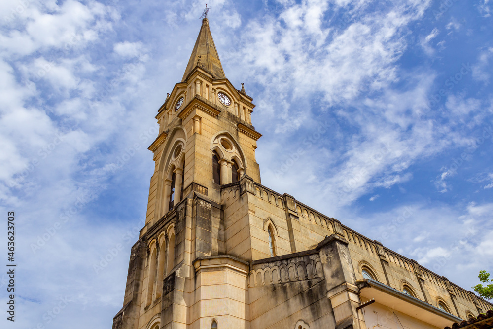 Fototapeta premium Igreja Nossa Senhora do Rosário com céu azul ao fundo e algumas nuvens.