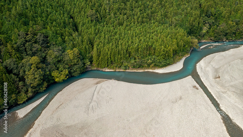 A jade-colored river that forms a large sandbar and flows through the mountains A