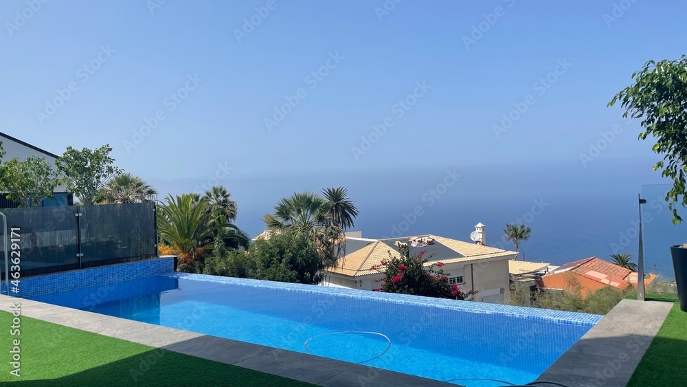 Fototapeta premium Ferienhaus am Meer mit Pool
