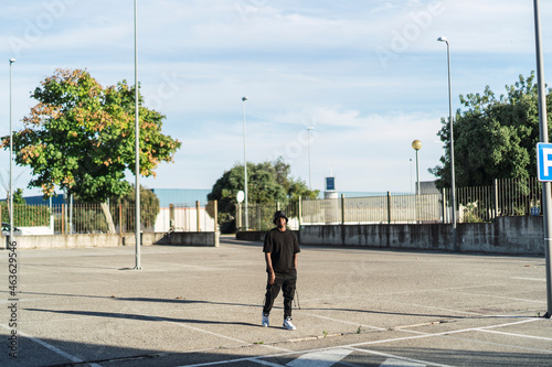Chico negro atletico posando en la calle con ropa negra © MiguelAngelJunquera