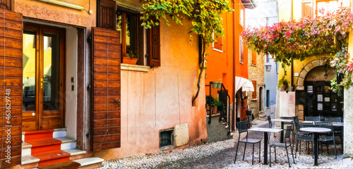Fototapeta Naklejka Na Ścianę i Meble -  Charming old narrown streets of Italian villages. Malcesine, Garda lake, Italy. Autumn colors urban scenery