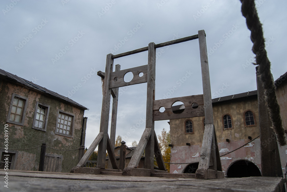Ταπετσαρία Scaffold with two blocks for criminals against the background of houses of an abandoned medieval city