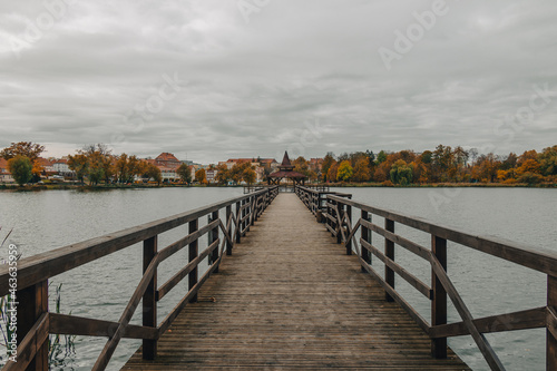 Most na jeziorze w miejscowo  ci k  trzyn