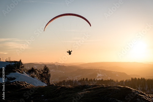 Gleitschirm im Sonnenuntergang