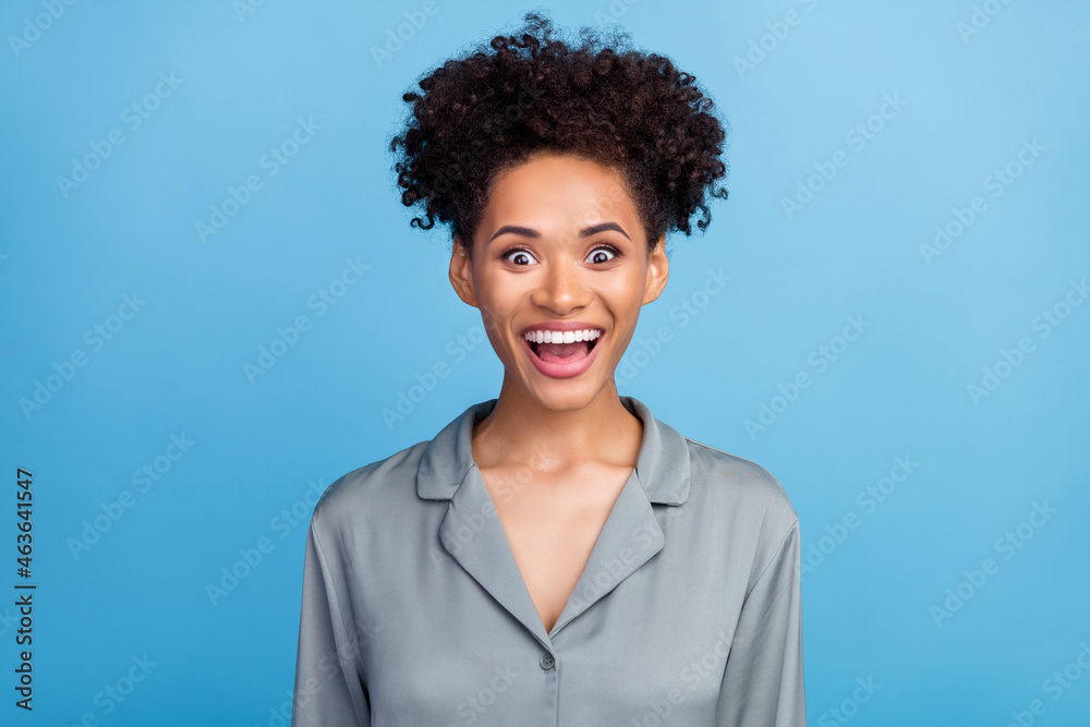 Photo of young excited african girl unexpected good news sleepover isolated over blue color background Photo of young excited african girl unexpected good news sleepover isolated over blue color background