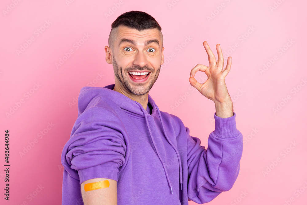 Profile side photo of young guy make vaccination show okey symbol perfect choice isolated over pink color background Profile side photo of young guy make vaccination show okey symbol perfect choice isolated over pink color background