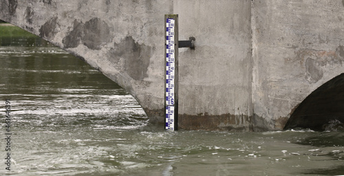 Échelle graduée sur un pont pour mesurer le niveau d'un cours d'eau