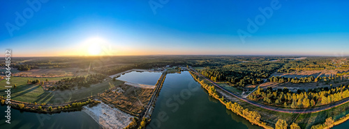 wschód słońca na terenach leśnych i rekreacyjnych w Grojcu województwo Opolsk...
