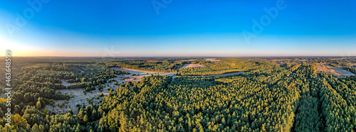 wschód słońca na terenach leśnych i rekreacyjnych w Grojcu województwo Opolskie w Polsce z lotu ptaka