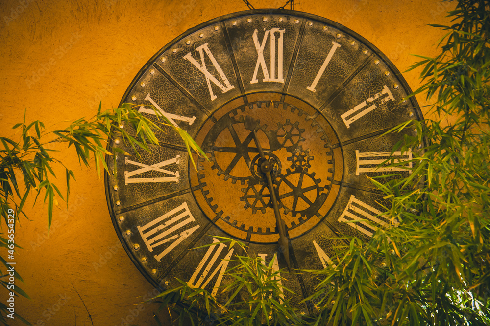 Fototapeta premium horloge ancienne sur un mur orange