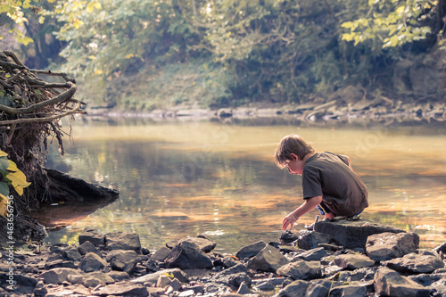 Photos enfants jouant dans le ruisseau lumineux