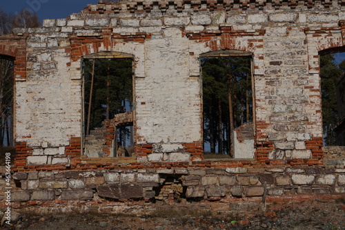 An old, abandoned, crumbling house. In the last century it was the home of a merchant or landowner.