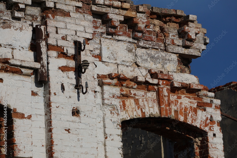 An old, abandoned, crumbling house. In the last century it was the home of a merchant or landowner. An old, abandoned, crumbling house. In the last century it was the home of a merchant or landowner.