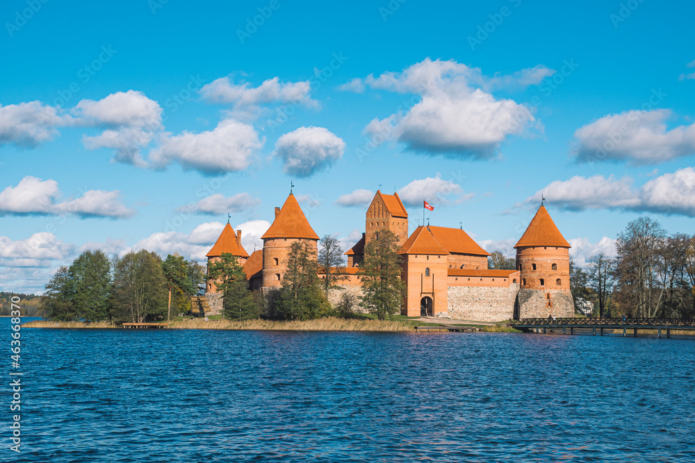 Obraz premium Medieval castle of Trakai, Vilnius, Lithuania, Eastern Europe, located between beautiful lakes and nature with beautiful sky and blue lake in autumn