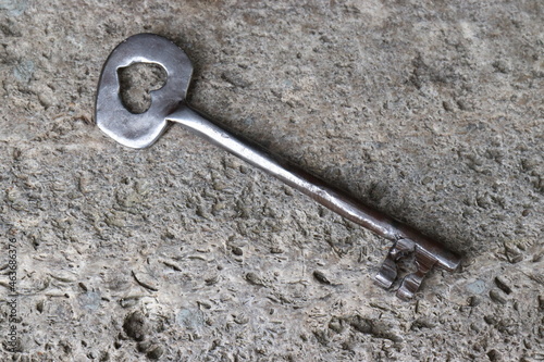 Großer Schlüssel geschmiedet. Schlüssel antik. © Inka
