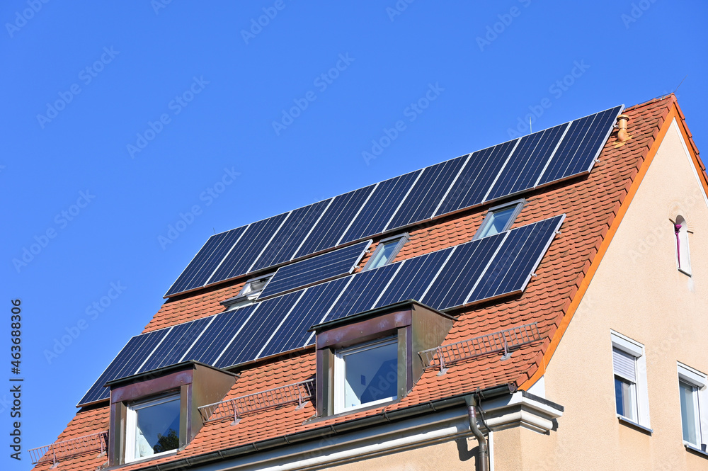 Fototapeta premium Photovoltaikanlage auf rotem Hausdach