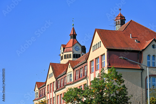 Giebel-Fassade der Scharrerschule in Nürnberg mit Turmuhr