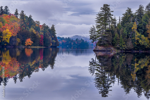 Fototapeta Naklejka Na Ścianę i Meble -  lake in autumn with reflections of trees 