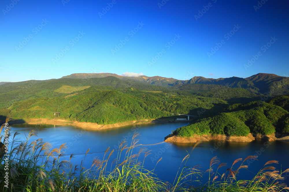 Obraz premium 岩手県奥州市 夜明けの奥州湖