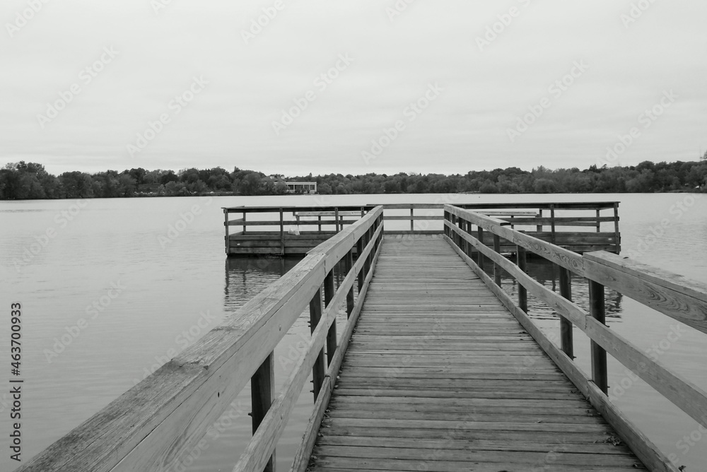 Obraz premium This wharf sits on the lake and is a great place to view the lake in blackand white.