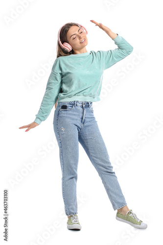Young woman in wireless hea...