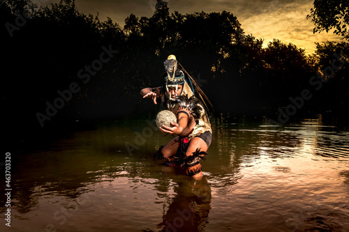 El juego de pelota mesoamericano fue un deporte con connotaciones rituales, jugado desde 1400 a. C.1​ por los pueblos precolombinos de Mesoamérica.	
