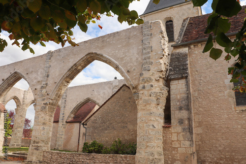 Centre - Loiret - Courcelles-le-Roi - Chapelle Saint-Hubert et Eglise Saint-Jacques le Majeur derrière une arcade du choeur