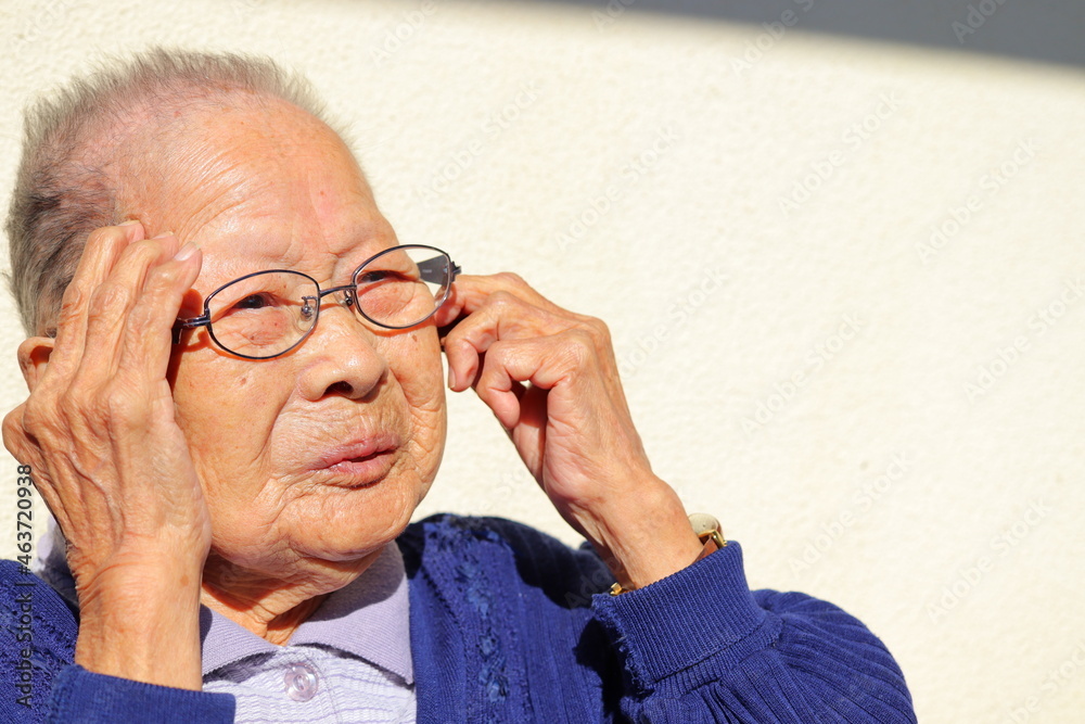 眼鏡をかける女性、おばあちゃん