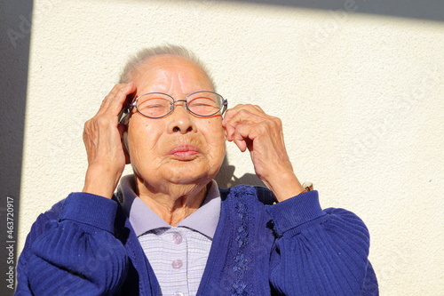 Wallpaper Mural 頭痛に悩む人、悩む高齢者 Torontodigital.ca