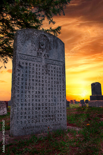 Fotografie The Bean cryptic gravestone in Rushes Cemetery in Ontario, is seen during a late evening sunset
