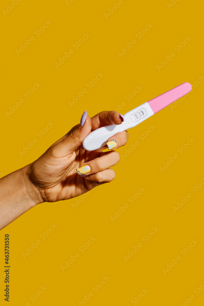 has a positive pregnancy test in her hand