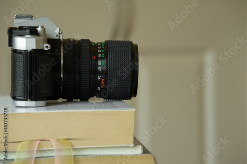 cámara análoga de costado sobre libros