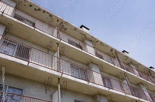 老朽化した鉄筋コンクリートの集合住宅