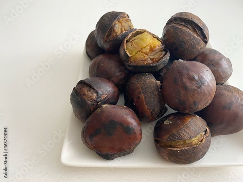 四角いお皿に乗ったたくさんの栗