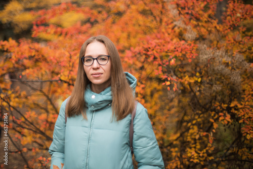 Autumn portrait of beautifu...