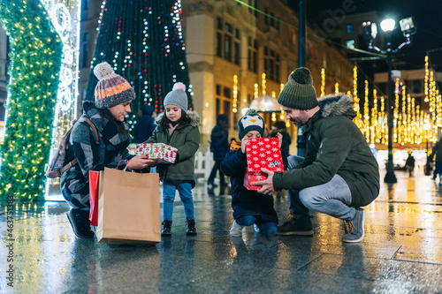 A family in town for Christmas

 photo