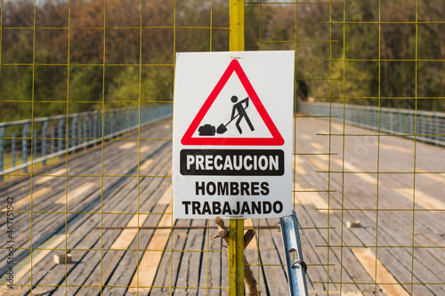 Men working sign in spanish photo