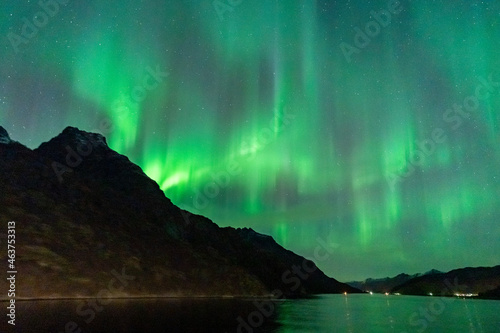 Nordlichter auf den Lofoten, Norwegen. Aurora borealis über dem Berg mit spiegelndem Licht auf dem Meer. die Lady (Aurora) tanzt in einer klaren Sternennacht am Himmel. klarer Himmel mit Sternen © Dieter