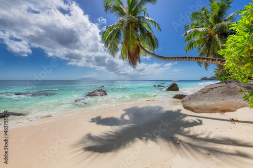 Fototapeta Naklejka Na Ścianę i Meble -  Tropical ocean and Paradise beach in Seychelles island