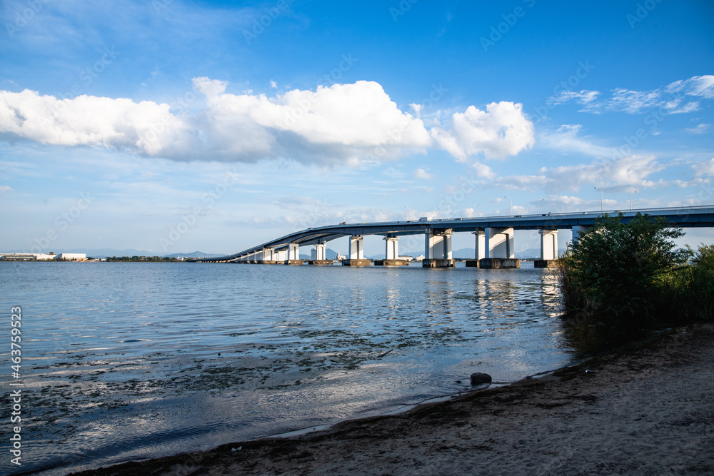 琵琶湖大橋と琵琶湖の風景