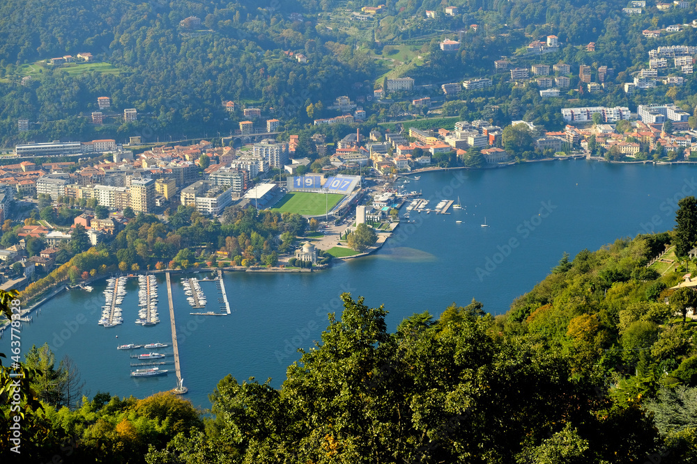 Panorama di Como e del lago da un punto panoramico a Brunate in provincia di Como, Italia.