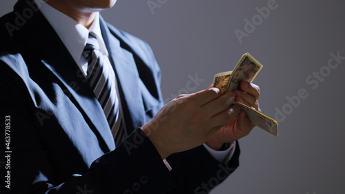 お札を数える中年ビジネスマン（ビジネス・金融） photo