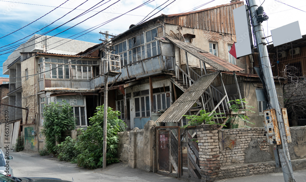 old building with cracks. poverty, misery. ruins of residential buildings old building with cracks. poverty, misery. ruins of residential buildings