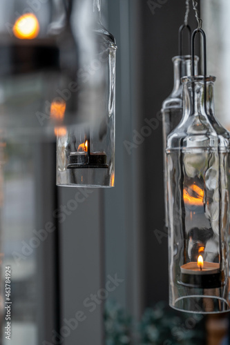 Flaschen mit Kerzen am Fenster