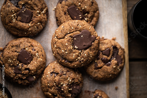 Fotografie, Tablou Cookies en gros plan fait maison au chocolat et sésame