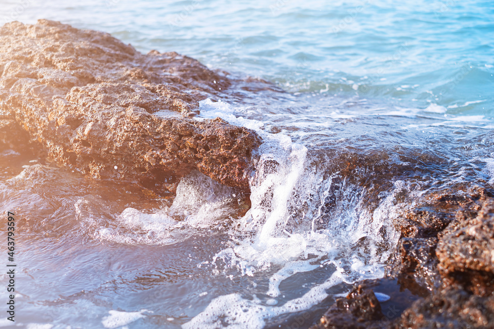 Naklejka premium Sea water flows over rocks in the ocean.