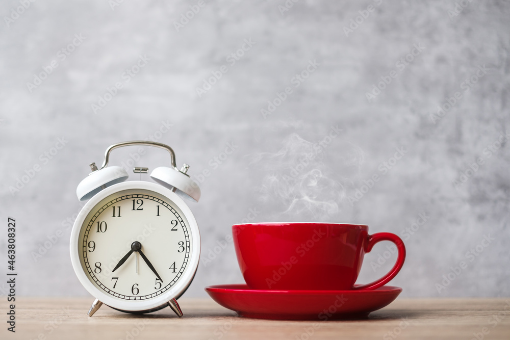 Hot espresso coffee and vintage clock on table, Red coffee cup in cafe or  home in the morning. Activity, daily routine, morning, workout and Work  life balance concept Photos