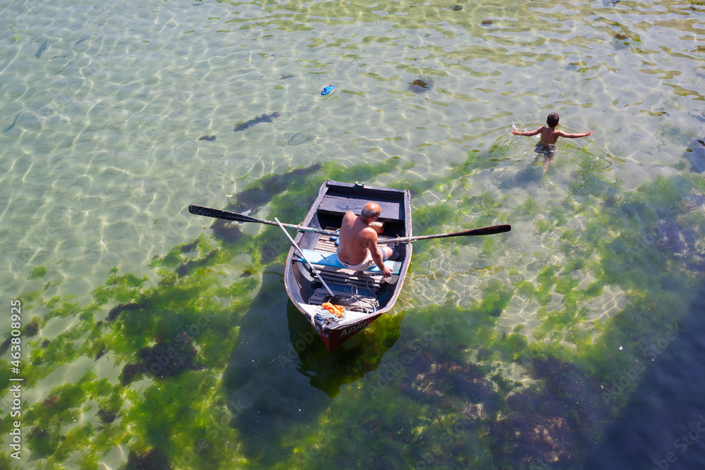 Fototapeta premium Cuidando de su nieto en una barca.. Asturias. España. Europa