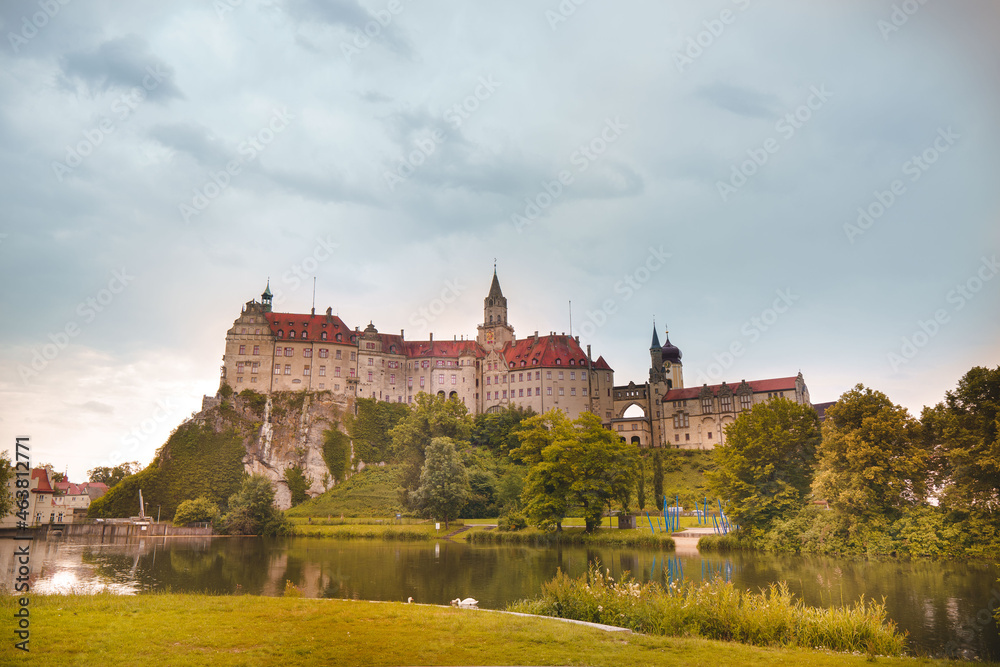Das Schloss Sigmaringen, auch Hohenzollernschloss, ist ein ehemaliges fürstliches Residenzschloss und Verwaltungssitz der Fürsten von Hohenzollern-Sigmaringen in der baden-württembergischen Stadt Sigm